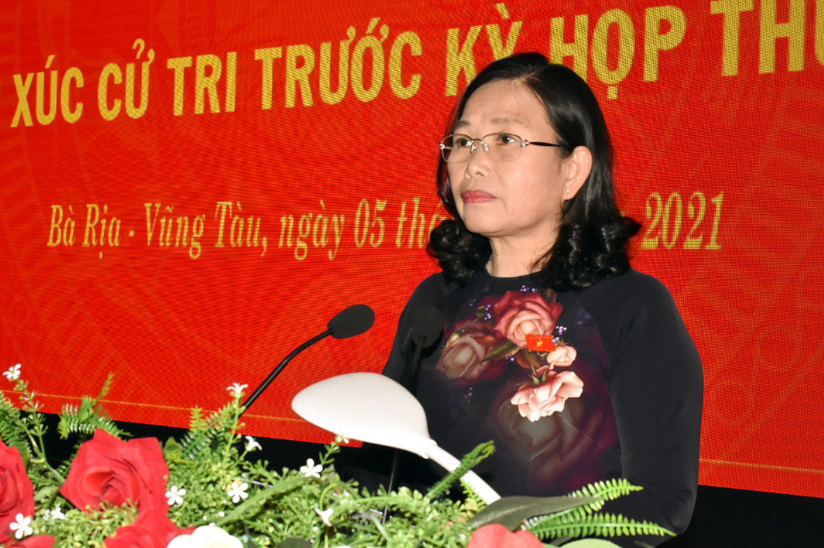 Bà Nguyễn Thị Yến, Phó Bí thư Thường trực Tỉnh ủy, Ủy viên Ủy ban Tài chính-Ngân sách của Quốc hội, Trưởng Đoàn ĐBQH tỉnh thông báo tình hình phát triển kinh tế - xã hội 9 tháng đầu năm tại Hội nghị.