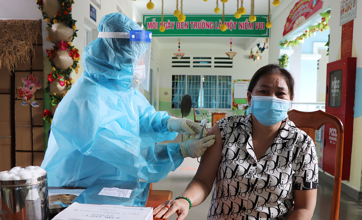 Nhân viên y tế tiêm vắc xin phòng COVID-19 mũi 1 cho người trên 50 tuổi của TT.Long Hải, huyện Long Điền vào sáng 5/10. Ảnh: ĐINH HÙNG