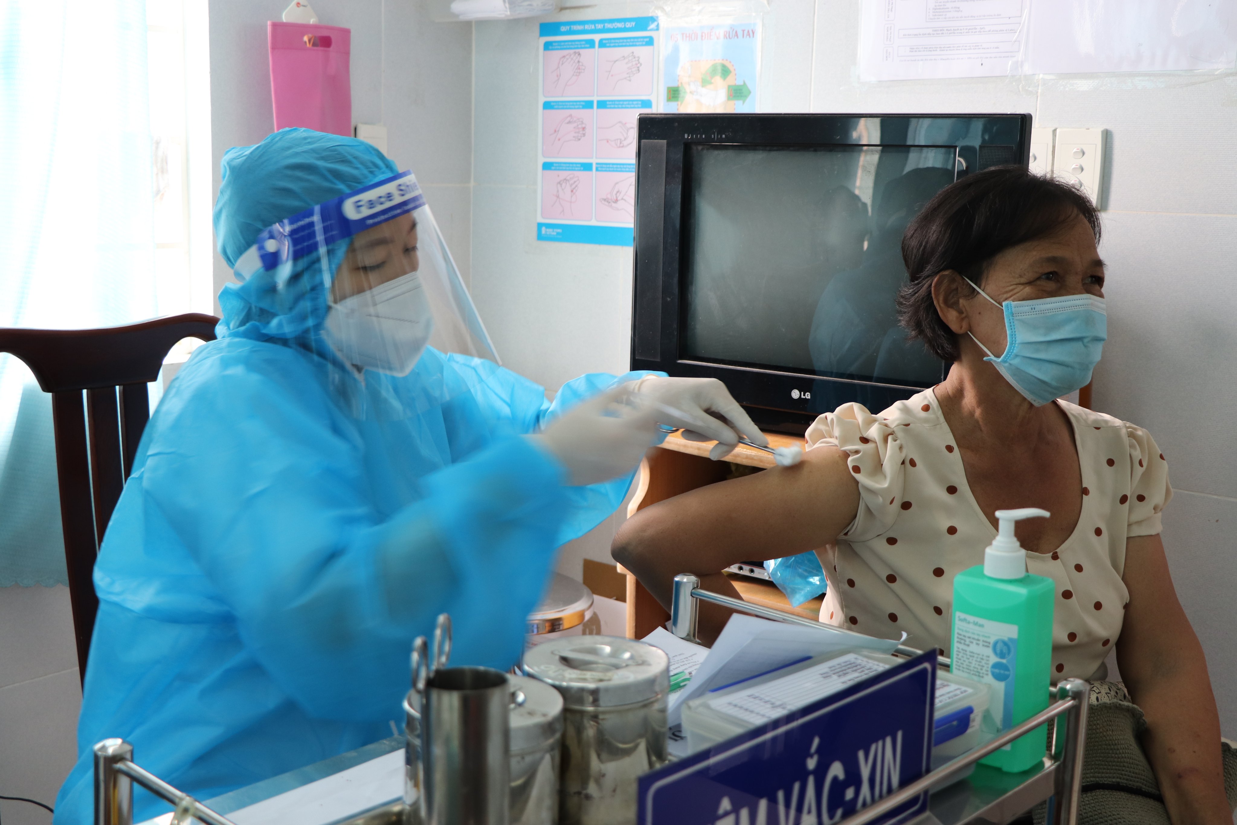 Nhân viên y tế tiêm vắc xin phòng COVID-19 (mũi 1) cho người trên 50 tuổi (xã An Ngãi, huyện Long Điền).  Ảnh: ĐINH HÙNG