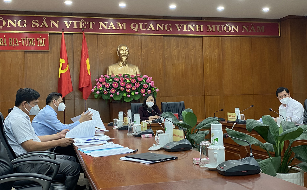 Bà Nguyễn Thị Yến, Phó Bí thư Thường trực Tỉnh ủy, Trưởng Đoàn ĐBQH tỉnh chủ trì cuộc họp.