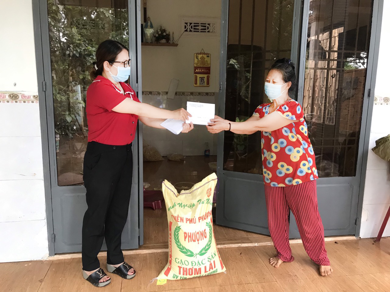 Cán bộ xã Sơn Bình, huyện Châu Đức trao quà hỗ trợ người dân khó khăn do ảnh hưởng  của dịch COVID-19.