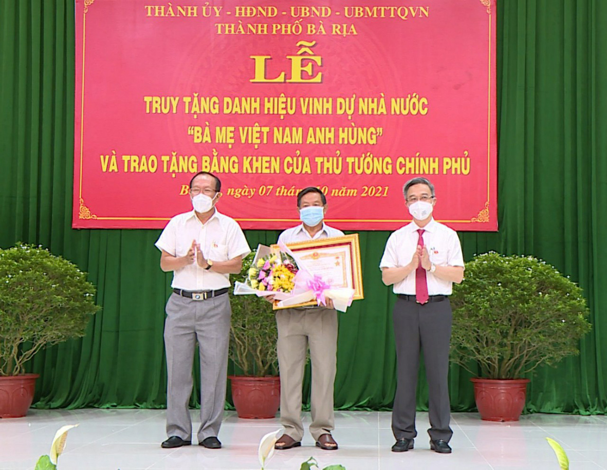 Thừa ủy quyền của Chủ tịch nước, ông Đặng Minh Thông, Ủy viên Ban thường vụ Tỉnh ủy, Bí thư Thành ủy Bà Rịa (thứ nhất từ phải qua) trao Bằng truy tặng danh hiệu vinh dự Nhà nước “Bà mẹ Việt Nam anh hùng” cho thân nhân Mẹ Nguyễn Thị Vững.