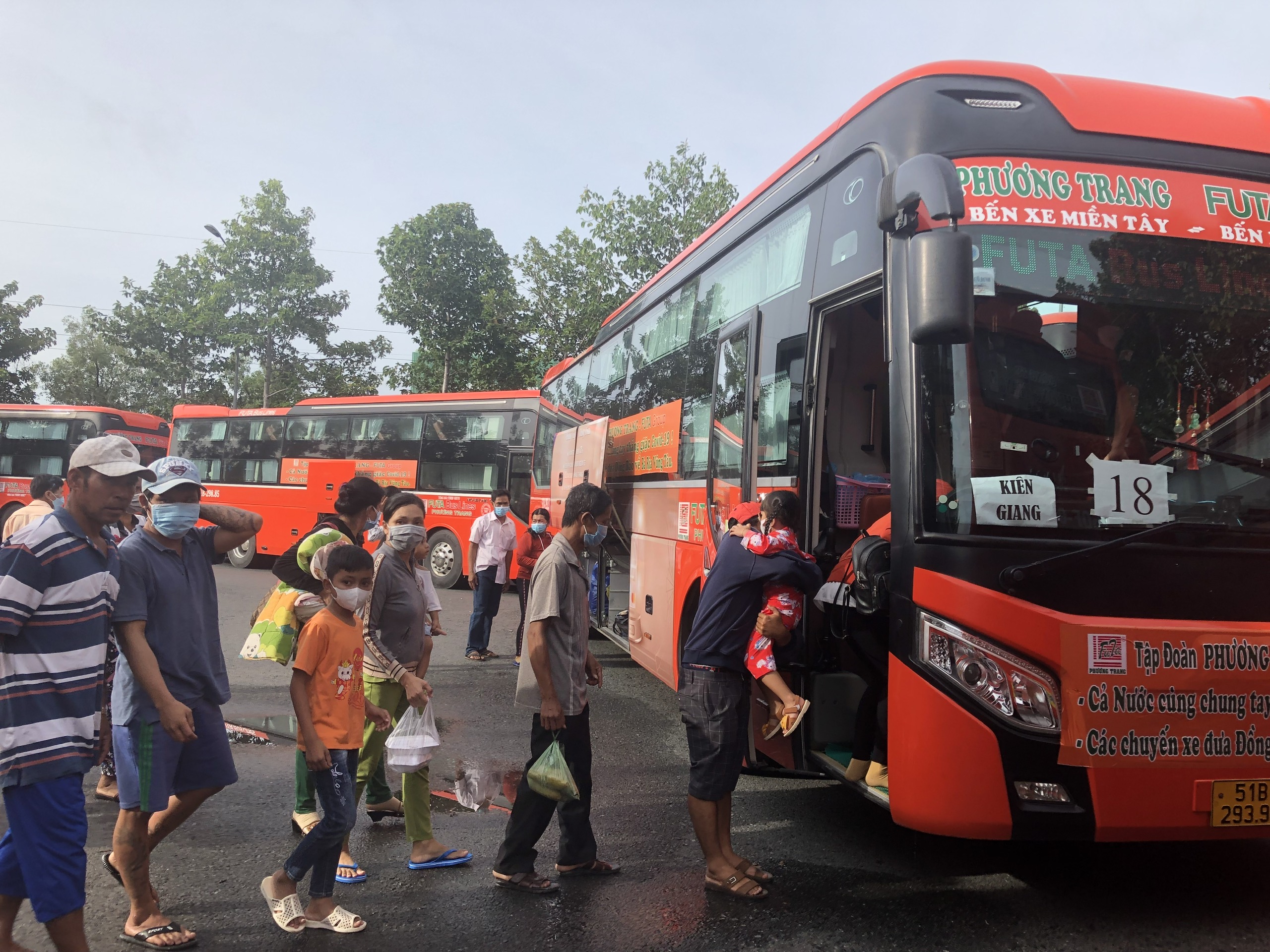 Người dân miền Tây phấn khởi lên xe về quê sáng ngày 7/10 tại Bến xe Bà Rịa.