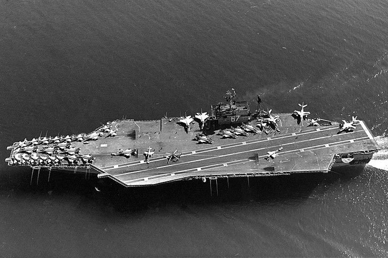 Tàu sân bay USS John F. Kennedy trong một sứ mệnh ở Đại Tây Dương năm 1986.