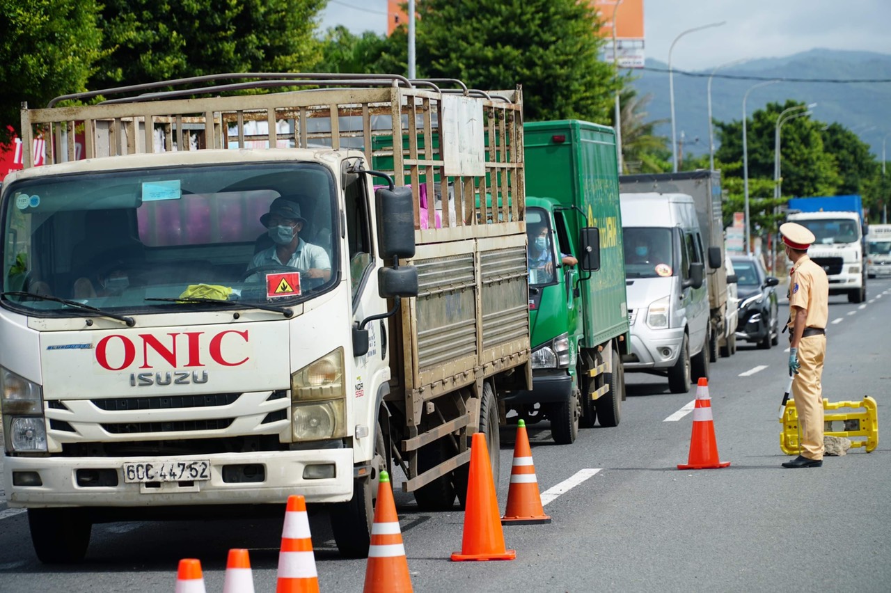 Lực lượng chức năng kiểm soát phương tiện vào thành phố tại Chốt kiểm soát Cầu Cỏ May, TP.Vũng Tàu.