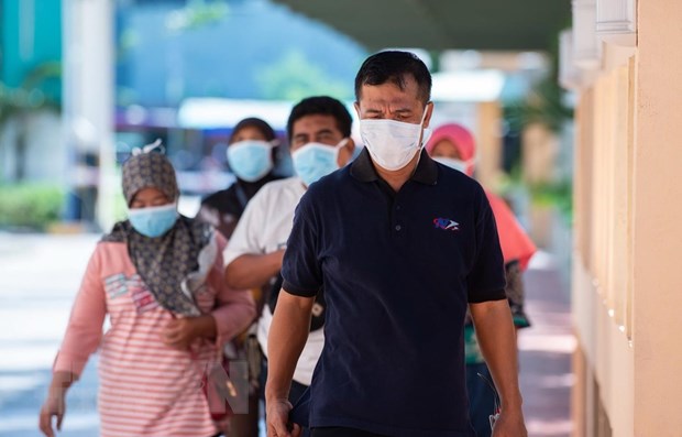Người dân đeo khẩu trang nhằm ngăn chặn sự lây lan của dịch COVID-19 tại Jakarta (Indonesia).