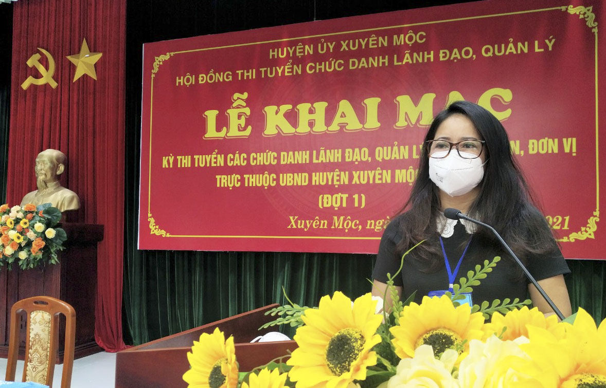 Bà Lê Thị Trang Đài, Chủ tịch UBND huyện Xuyên Mộc phát biểu khai mạc kỳ thi.