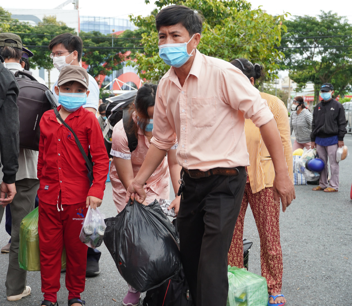 Nhân viên Tập đoàn Xe khách Phương Trang vận chuyển hành lý hỗ trợ người dân.