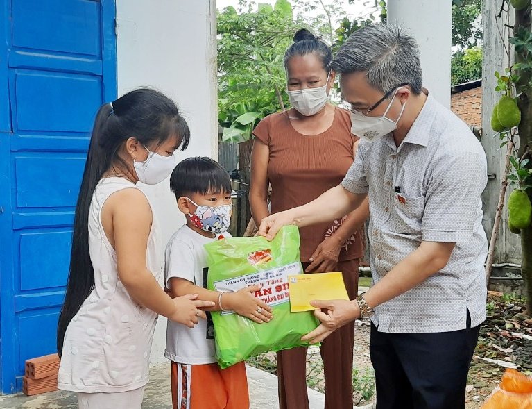 Ông Đặng Minh Thông, Ủy viên Ban Thường vụ Tỉnh ủy, Bí Thư Thành ủy Bà Rịa trao “túi an sinh” cho người dân khó khăn trên địa bàn phường Long Toàn.