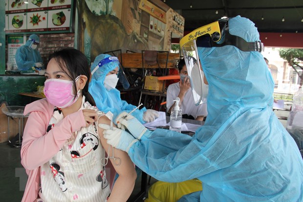 Nhân viên y tế Việt Nam tiêm vắc xin mũi 2 cho người dân.