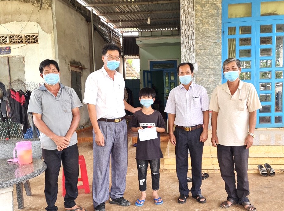 Hội Nông dân huyện Xuyên Mộc trao học bổng cho con em hội viên khó khăn trên địa bàn huyện.