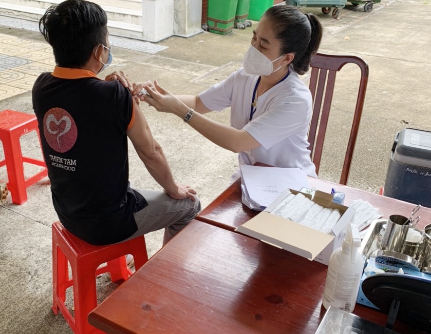 Nhân viên y tế TP. Bà Rịa tiêm vắc xin phòng COVID-19 cho người dân trên địa bàn thành phố