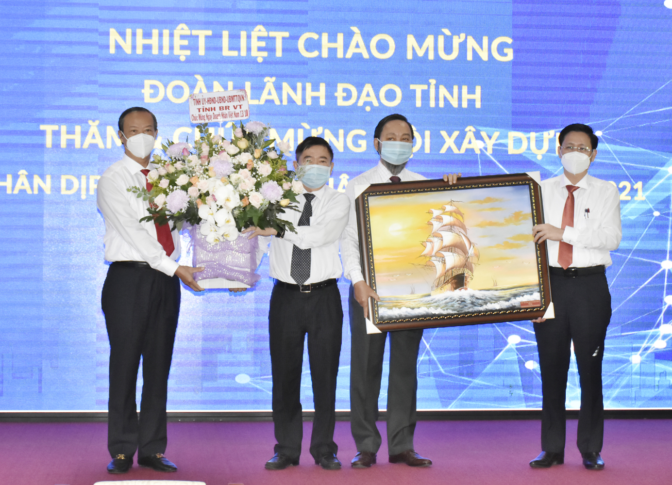 Ông Nguyễn Văn Thọ, Chủ tịch UBND tỉnh (thứ nhất thừ trái qua) và ông Lê Ngọc Khánh, Phó Chủ tịch UBND tỉnh (thứ nhất thừ phải qua) tặng hoa và quà chúc mừng kỷ niệm 17 năm Ngày Doanh nhân Việt Nam (13/10/2004 - 13/10/2021) cho đại diện Hội Xây dựng tỉnh.