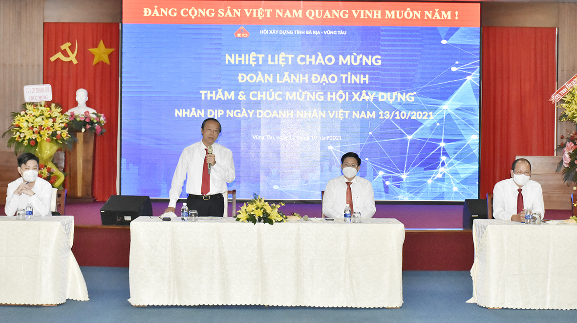 Ông Nguyễn Văn Thọ, Chủ tịch UBND tỉnh chia sẻ khó khăn do đại dịch COVID-19 với Hội Xây dựng tỉnh.