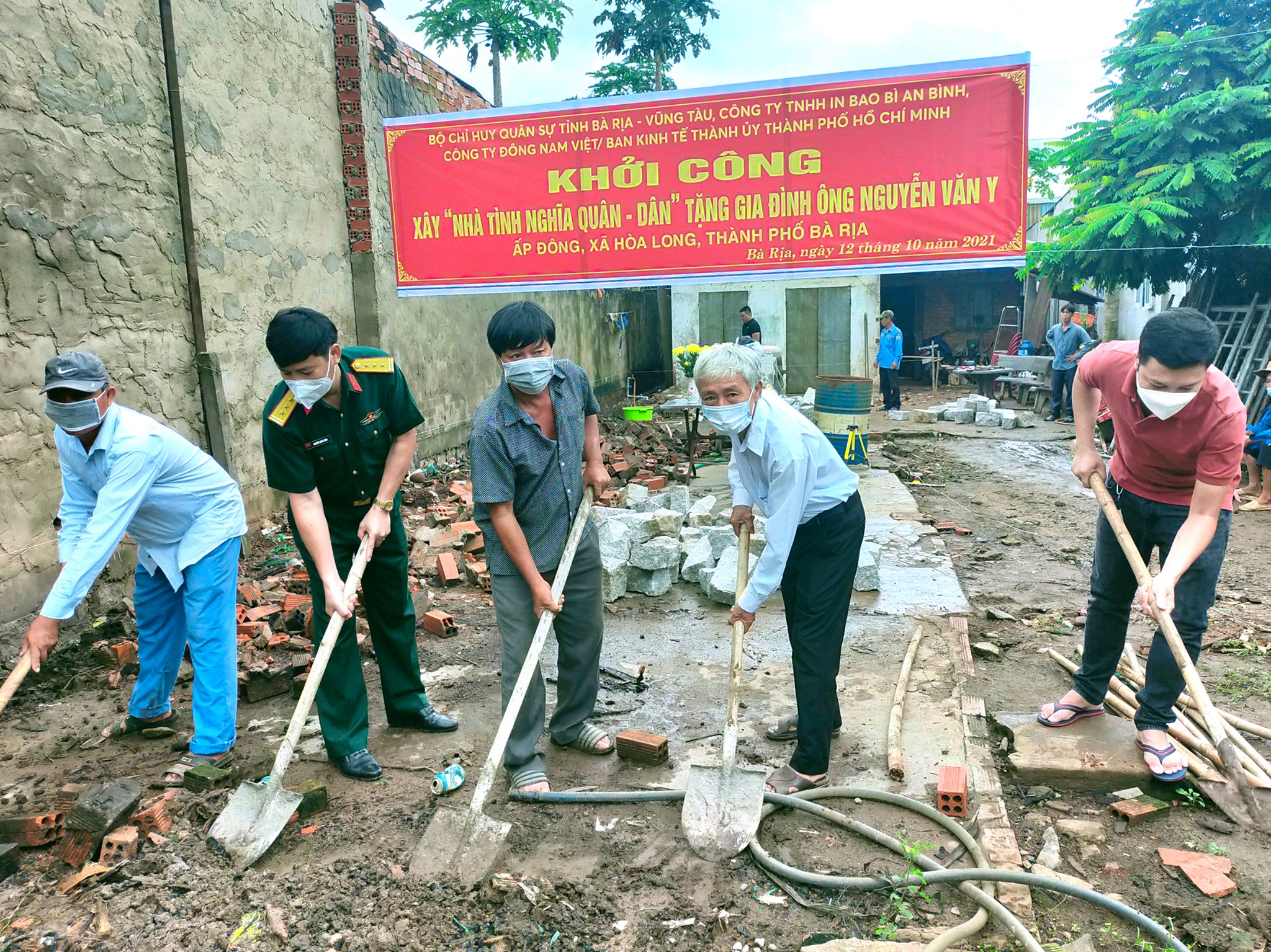 Đại diện Bộ CHQS tỉnh, các nhà tài trợ và và chính quyền địa phương tham gia lễ động thổ xây “Nhà tình nghĩa quân - dân” cho gia đình ông Nguyễn Văn Y.
