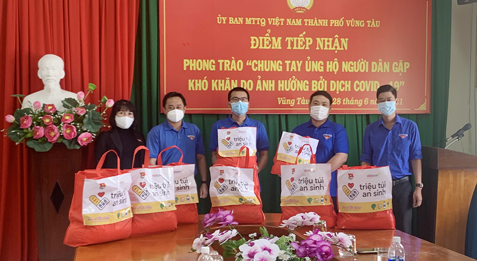Anh Nguyễn Minh Triết (thứ 2 từ trái qua), Phó Bí thư Tỉnh Đoàn tặng túi an sinh cho thanh niên TP.Vũng Tàu.
