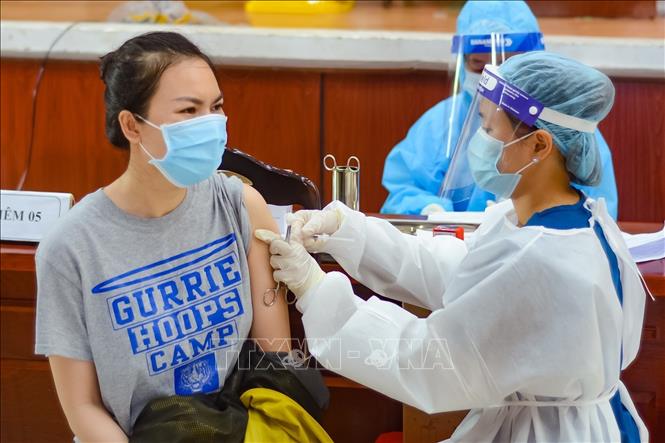 Người dân tiêm vaccine tại điểm tiêm Trung tâm Văn hóa quận Sơn Trà (Đà Nẵng). Ảnh: TTXVN