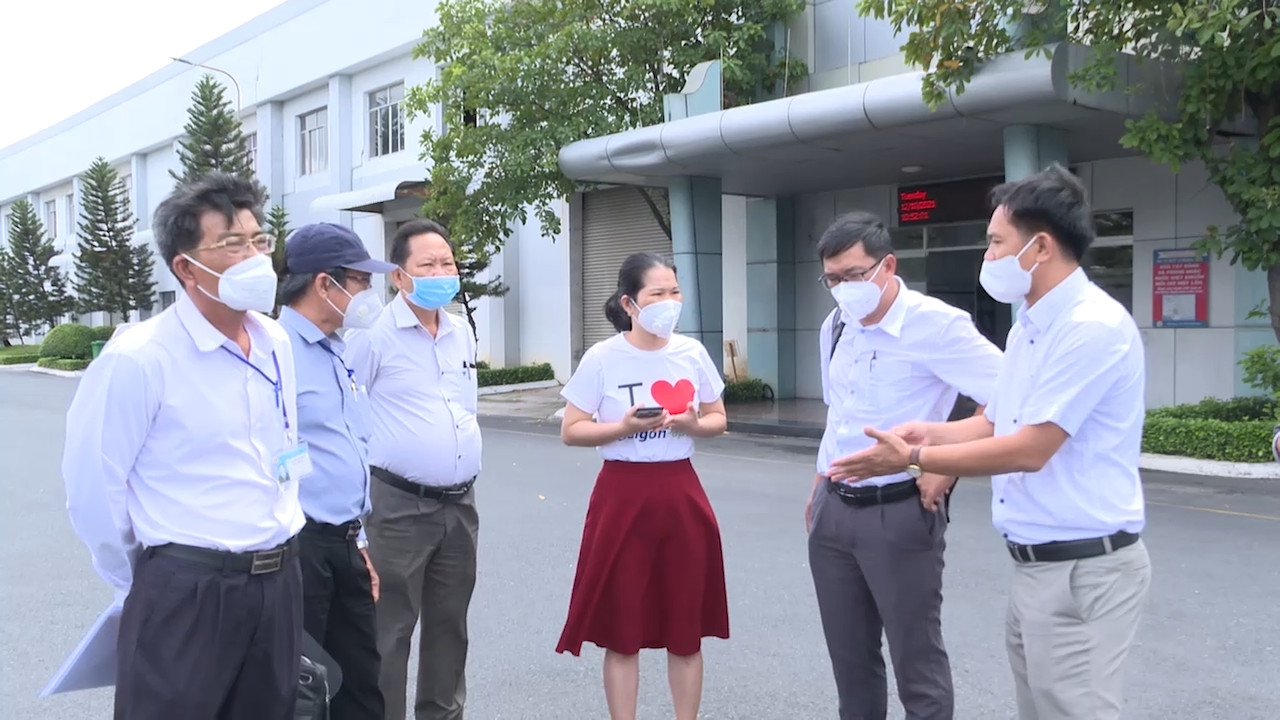 Tổ kiểm tra, giám sát điều kiện bảo đảm an toàn phòng, chống dịch tại các KCN trao đổi với đại diện Công ty CP Giấy Sài Gòn về các phương án bảo đảm an toàn sản xuất trong thời gian tới.