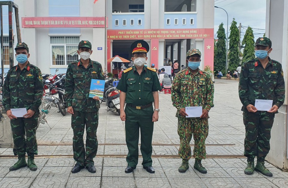 Đại tá Nguyễn Tâm Hùng, Chỉ huy trưởng Bộ CHQS tỉnh trao tiền hỗ trợ cho Sư đoàn bộ binh 302 (Quân khu 7).