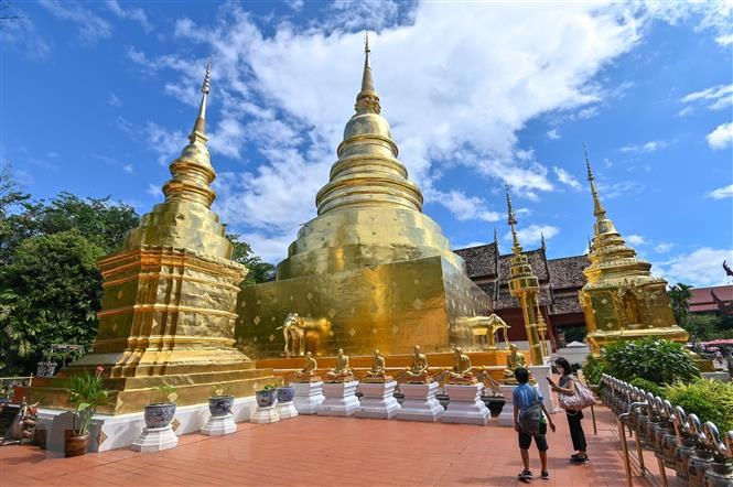 Khách du lịch tham quan một ngôi chùa ở Chiang Mai (Thái Lan).