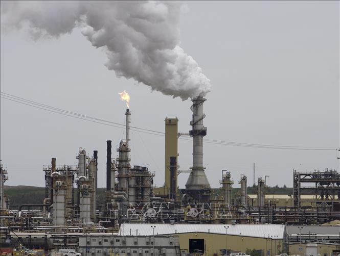Khí thải bốc lên từ một nhà máy lọc dầu ở Fort McMurray (Canada).