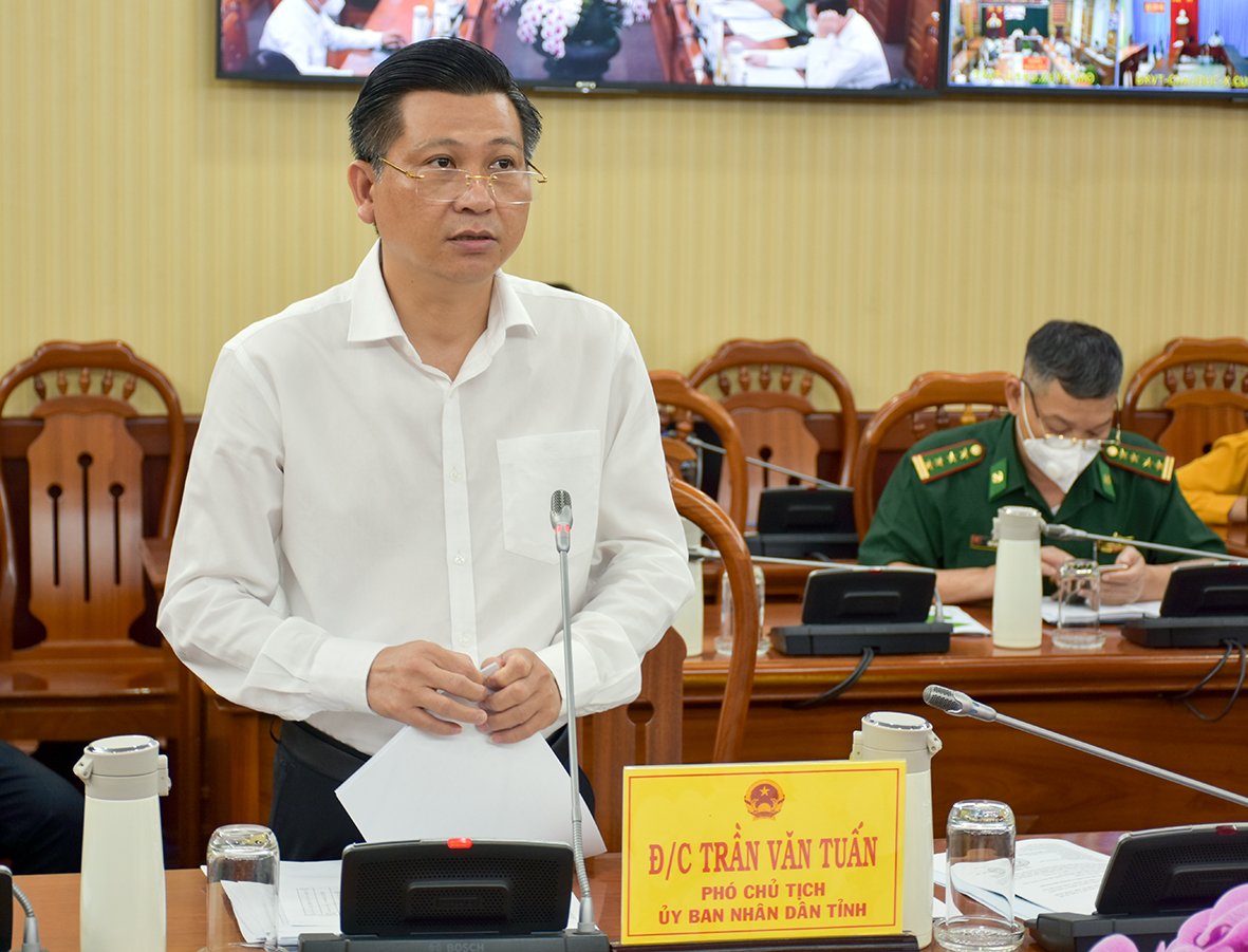 Ông Trần Văn Tuấn, Phó Chủ tịch UBND tỉnh, Phó Trưởng BCĐ Phòng, chống dịch COVID-19 tỉnh báo cáo kế hoạch nới lỏng một số hoạt động trên địa bàn tỉnh.