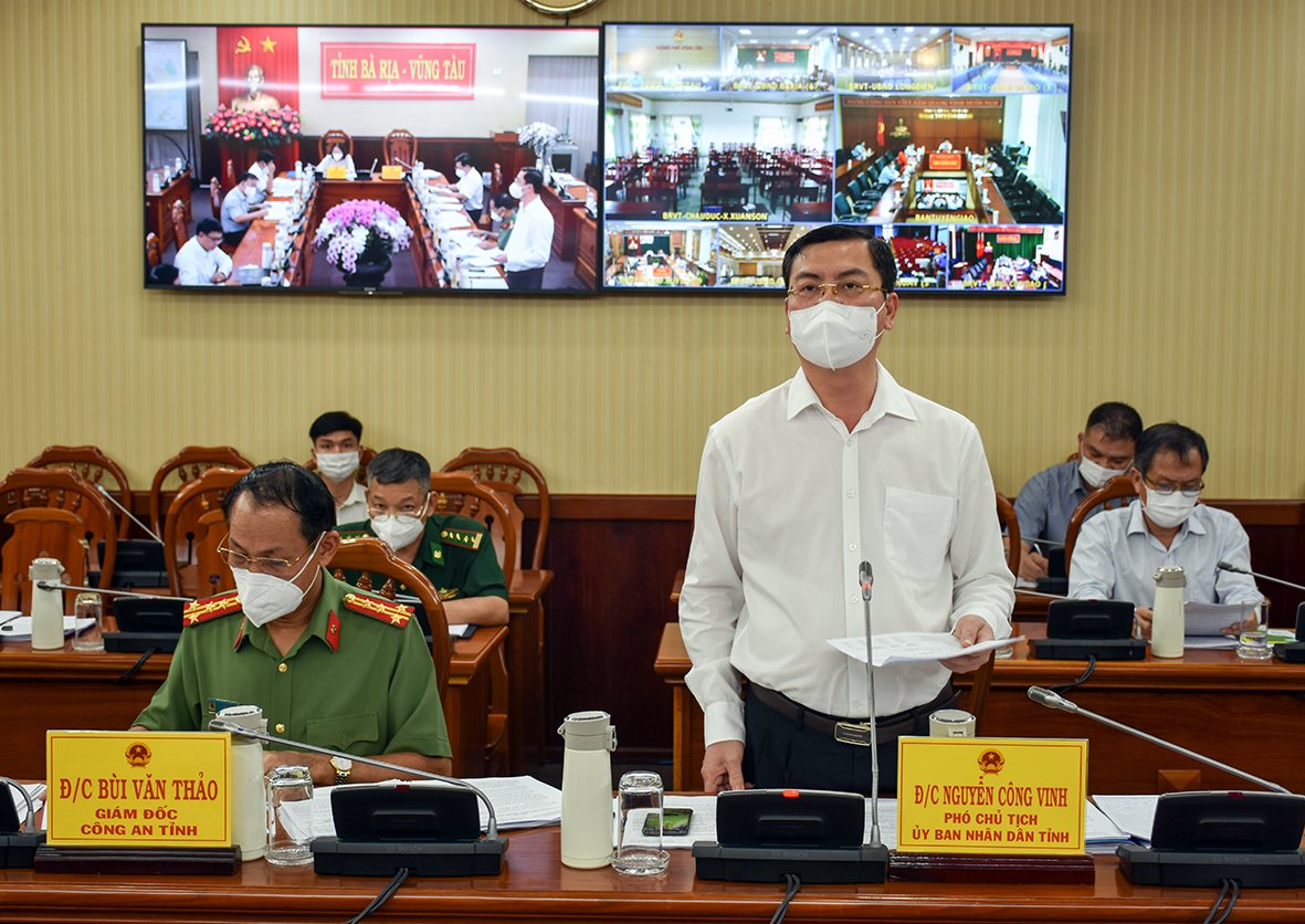 Ông Nguyễn Công Vinh, Phó Chủ tịch UBND tỉnh báo cáo tiến độ tiêm chủng vắc xin phòng COVID-19 trên địa bàn tỉnh.