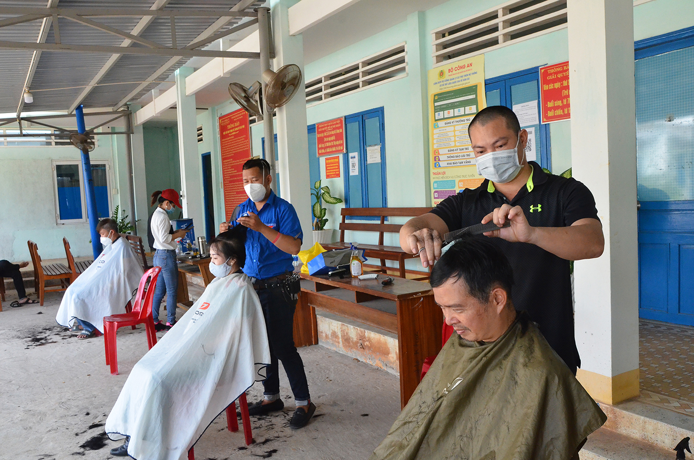 CLB Cắt tóc trẻ cắt tóc miễn phí cho lực lượng tuyến đầu chống dịch.