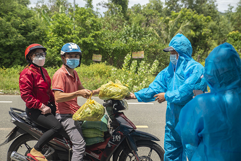 Các thành viên “Bếp ăn 0 đồng” TP. Vũng Tàu tặng quà tới người khó khăn.