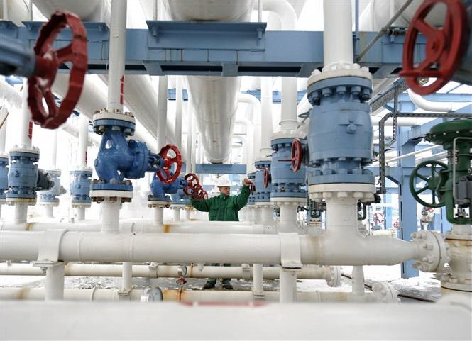 Công nhân kiểm tra định kỳ hệ thống đường ống dẫn khí đốt tại trung tâm kiểm soát khí tự nhiên ở Hajduszoboszlo, cách Budapest (Hungary) hơn 200km về phía Đông.