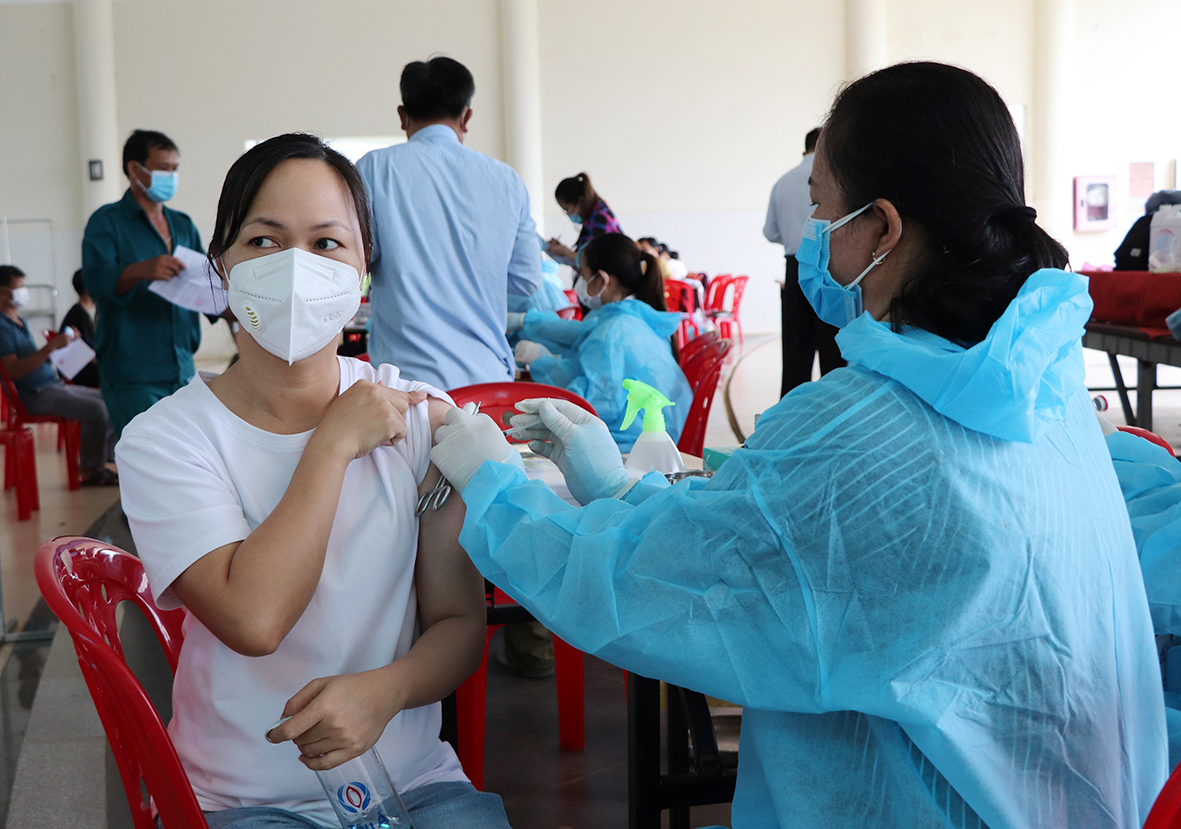 Nhân viên y tế tiêm vắc xin phòng COVID-19 (mũi 2) cho người dân huyện Châu Đức.