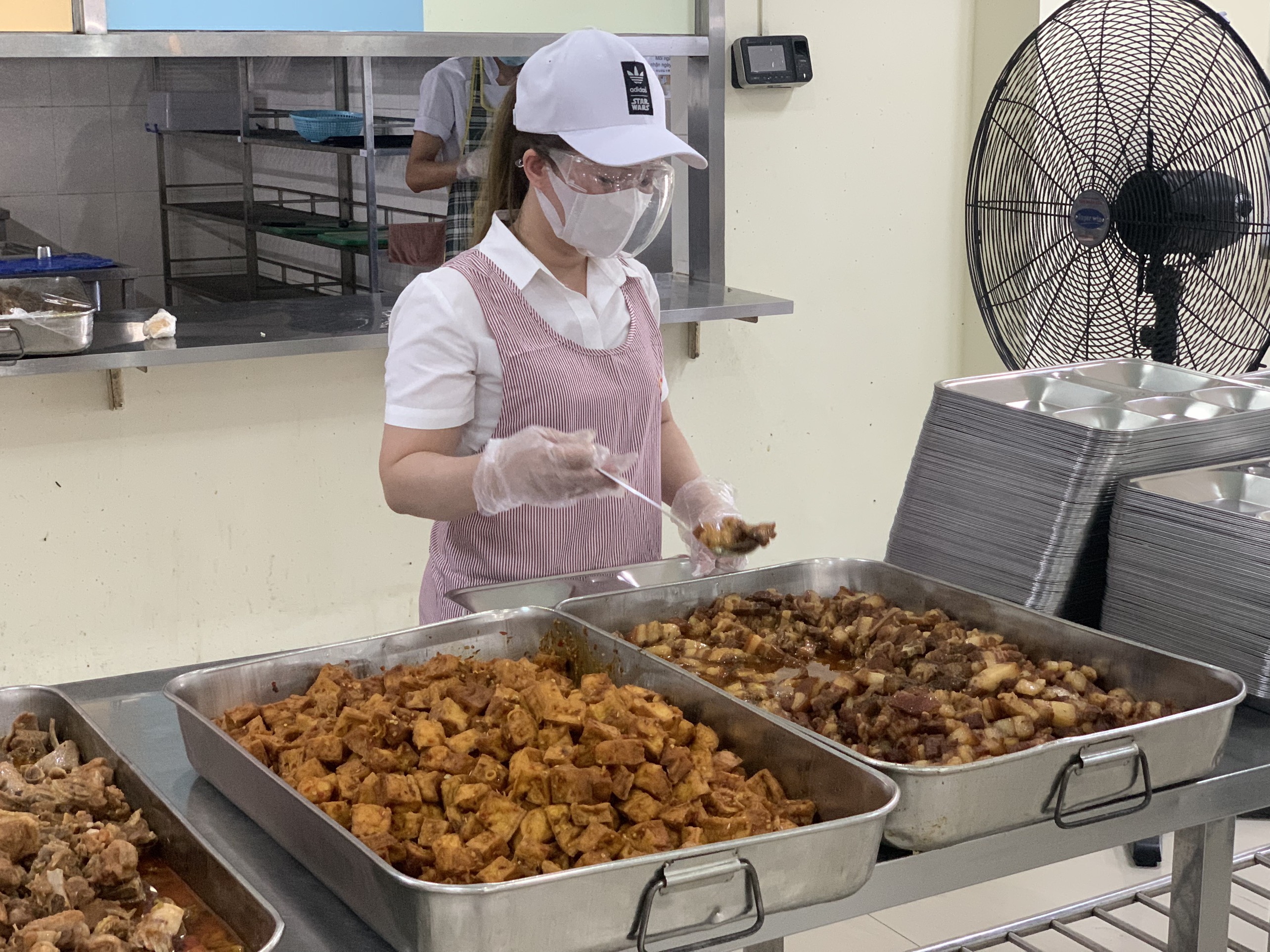 Nhân viên bếp ăn Công ty Posco Yamato Vina Stell (KCN Phú Mỹ 2) chuẩn bị các suất cơm cho công nhân.