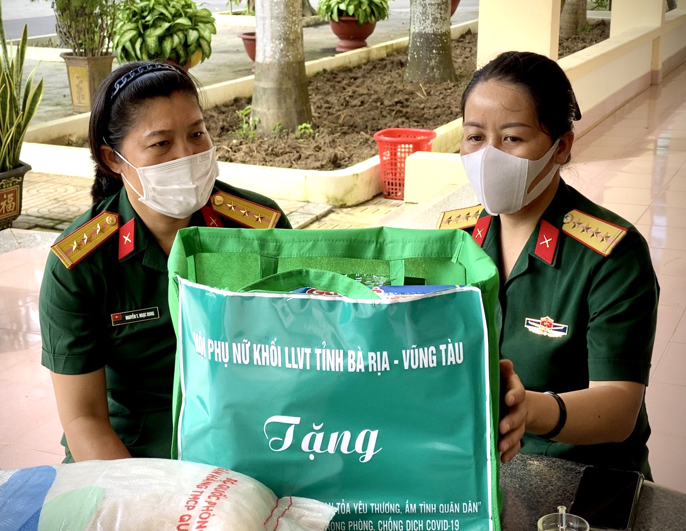 Đại diện Hội Phụ nữ Khối LLVT tỉnh (phải) tặng quà cho Thượng úy Nguyễn Thị Ngọc Dung, nhân viên nấu ăn Ban CHQS huyện Đất Đỏ.