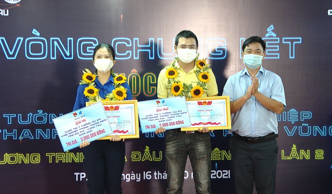 ông Lê Văn Minh, Phó Ban Tuyên giáo Tỉnh ủy trao giải Nhất, Nhì cho các tác giả tại cuộc thi.