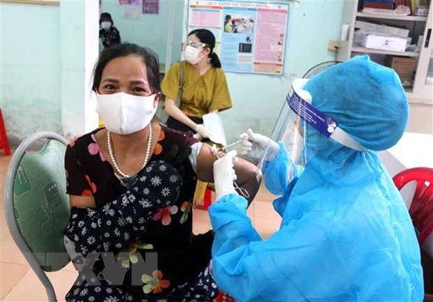 Nhân viên y tế tiêm vaccine phòng COVID-19 cho người dân phường 5, thành phố Đông Hà, tỉnh Quảng Trị. Ảnh: TTXVN