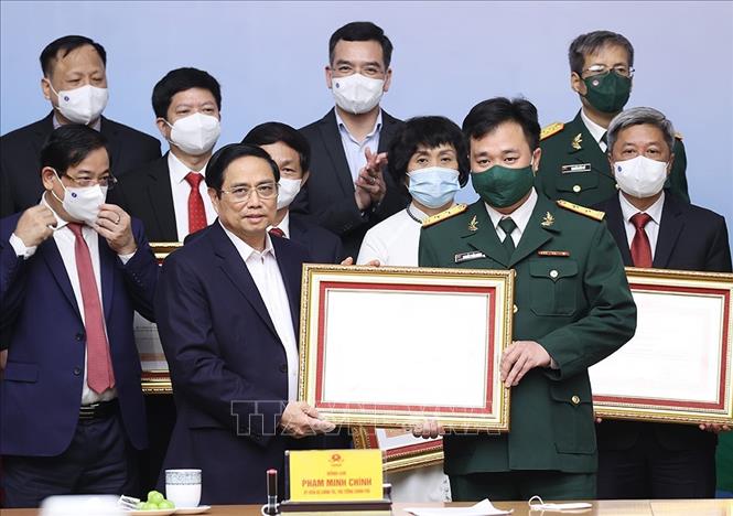 Thủ tướng Phạm Minh Chính trao Bằng khen cho các cá nhân tiêu biểu, xuất sắc trong công tác phòng, chống dịch COVID-19.