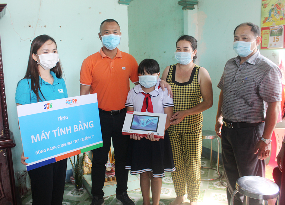Đại diện Công ty CP FPT trao máy tính bảng cho em Trần Thị Bích Tuyền, HS lớp 5A, Trường TH Long Liên (huyện Long Điền).