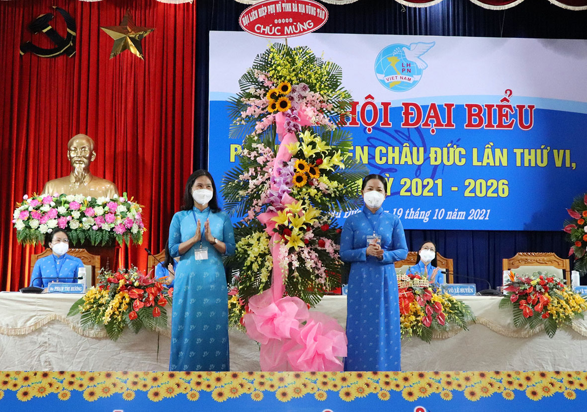 Bà Lê Thị Kim Thu, Chủ tịch Hội LHPN tỉnh (bên trái), tặng Lẵng hoa chúc mừng Đại hội.