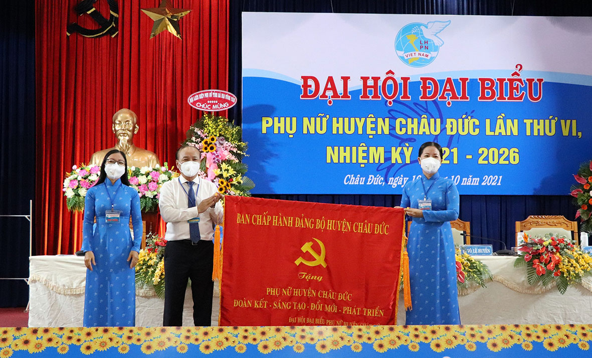 : Ông Nguyễn Văn Việt, Bí thư Huyện ủy Châu Đức tặng Bức trướng của Ban Chấp hành Đảng bộ huyện Châu Đức chúc mừng Đại hội.