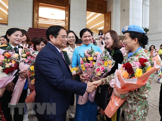 Thủ tướng Phạm Minh Chính tặng hoa chúc mừng các đại biểu phụ nữ tiêu biểu. Ảnh: TTXVN