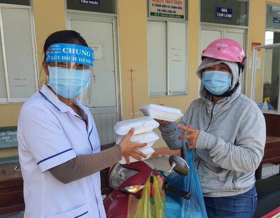 Hội LHPN Việt Nam TT. Long Hải chăm lo bữa ăn cho y, bác sĩ tuyến đầu chống dịch COVID-19.