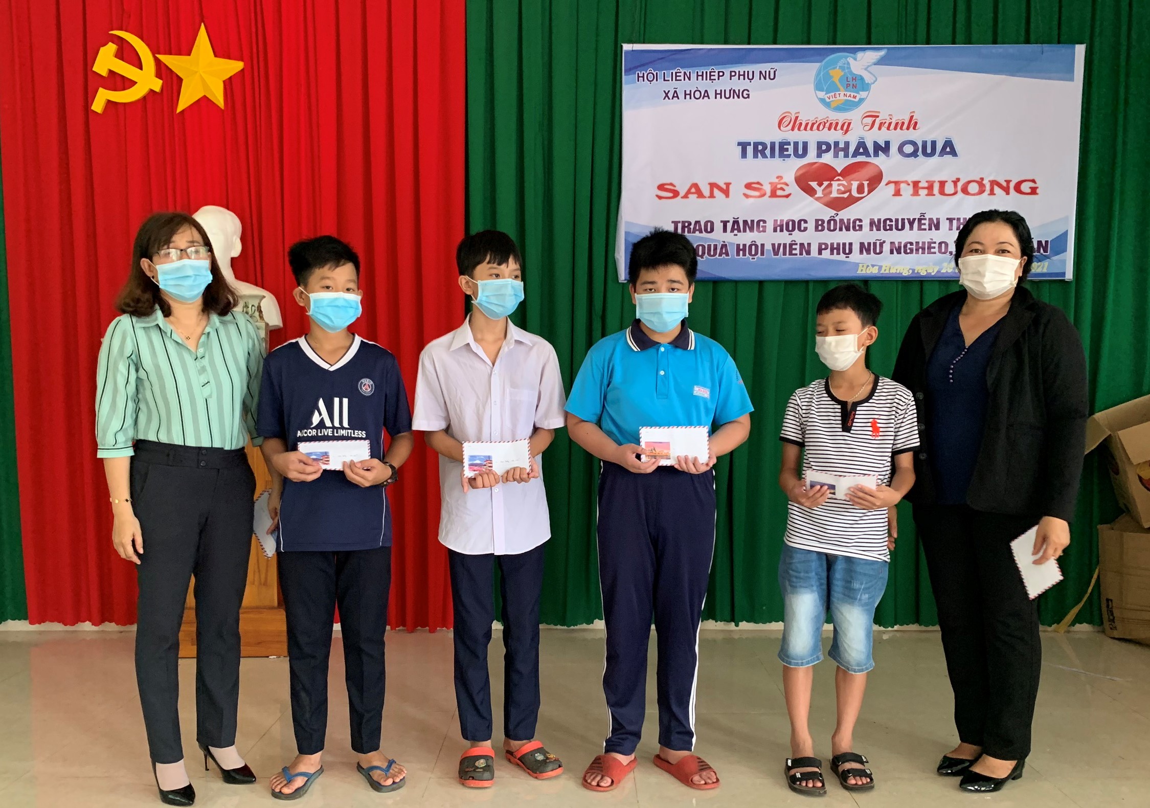 Đại diện Hội LHPN xã Hòa Hưng (huyện Xuyên Mộc) trao học bổng Nguyễn Thị Định cho HS có hoàn cảnh khó khăn tại địa phương.