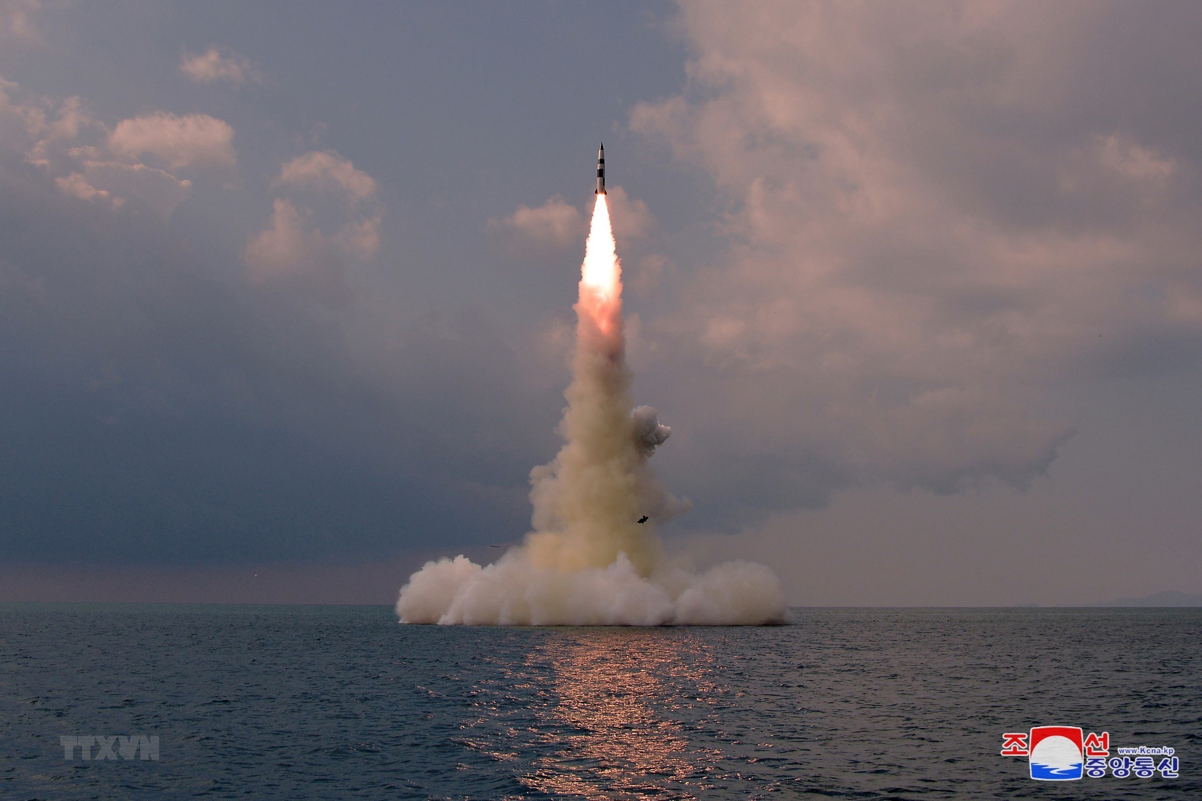 Một tên lửa đạn đạo kiểu mới được phóng thử từ tàu ngầm  tại vùng biển Sinpo (Triều Tiên) ngày 19/10/2021. (Hãng thông tấn Trung ương Triều Tiên KCNA đăng phát).