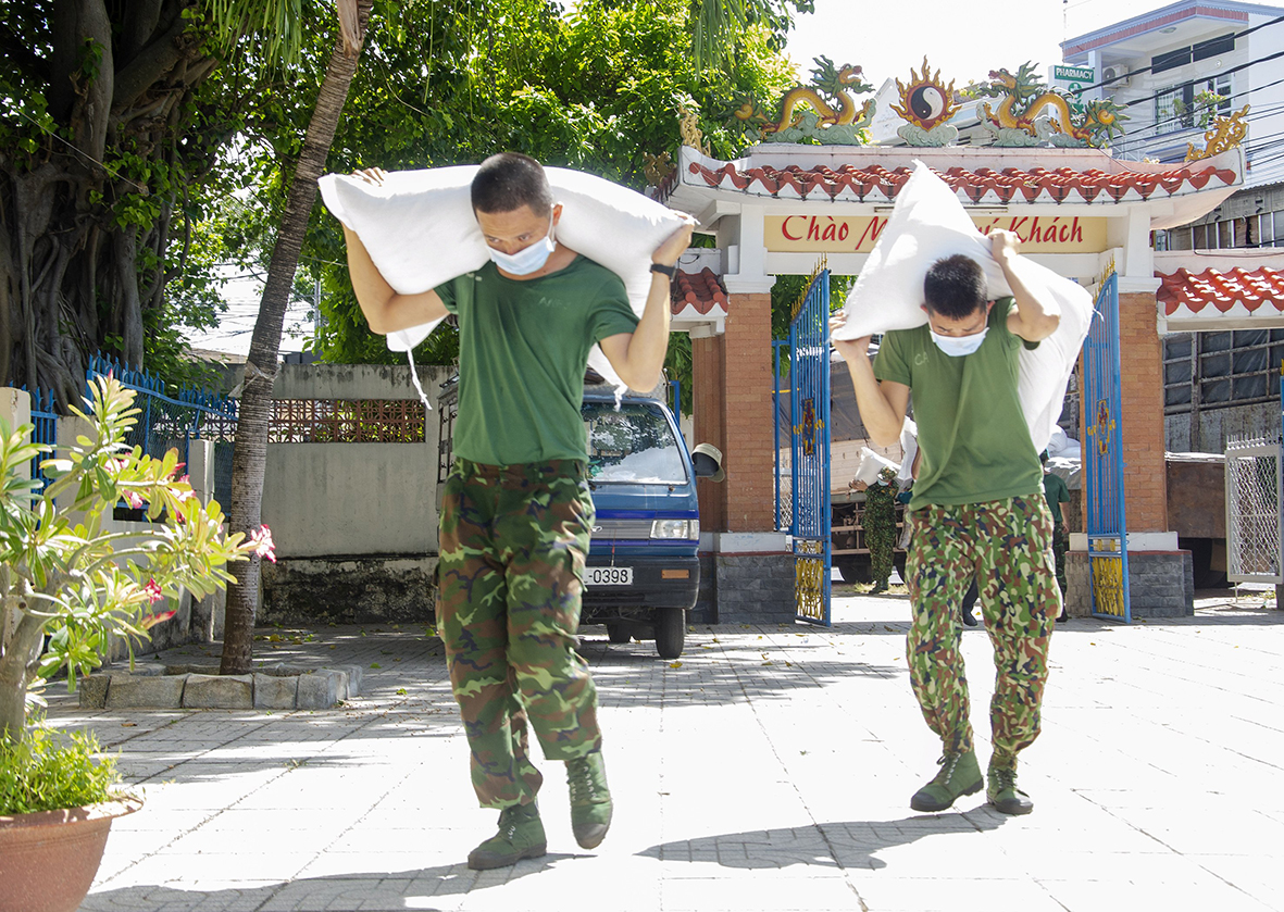 Cán bộ, chiến sĩ Trung đoàn 88 tham gia vận chuyển 35 tấn gạo hỗ trợ cho nhân dân phường Thắng Nhì, TP.Vũng Tàu vào ngày 27/8. Ảnh: BẢO KHÁNH