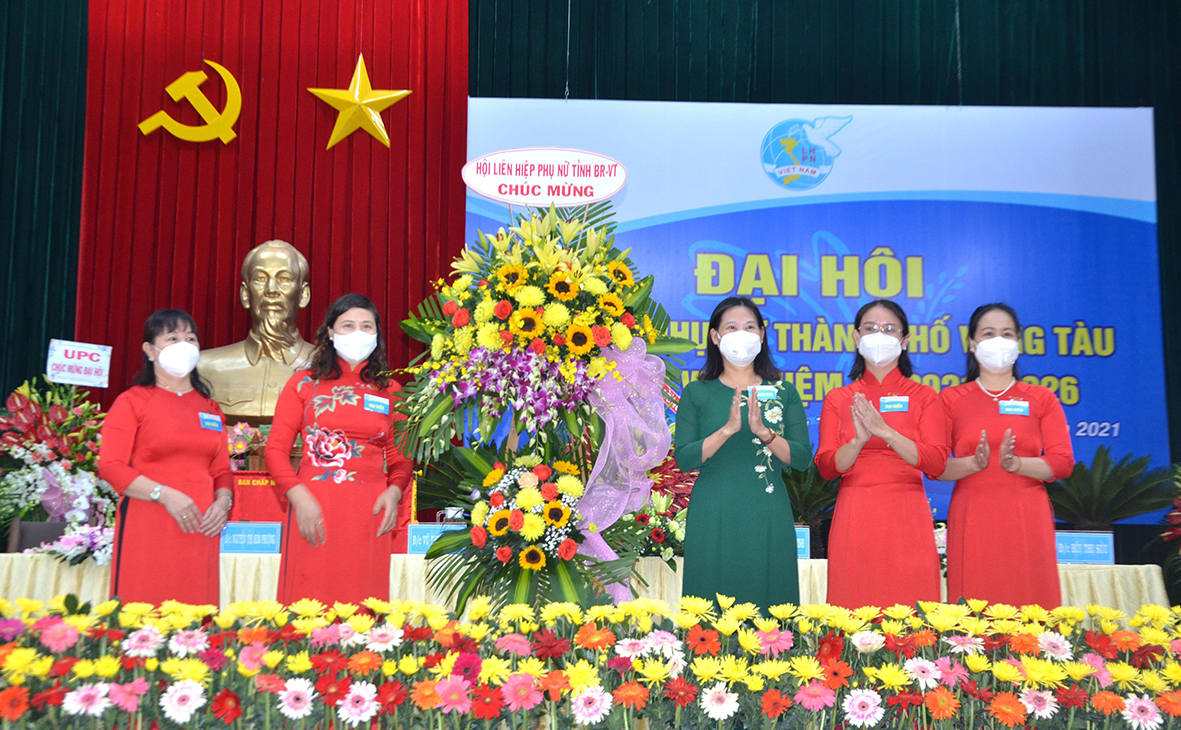 Bà Lê Thị Kim Thu, Chủ tịch Hội LHPN tỉnh (thứ ba từ phải qua) tặng lẵng hoa chúc mừng Đại hội.