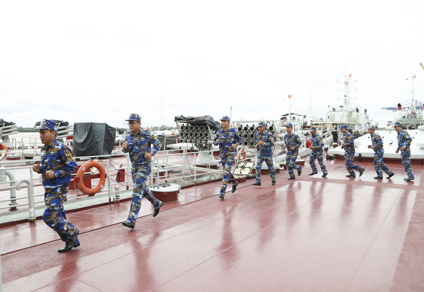 Cán bộ, chiến sĩ huấn luyện làm chủ trang bị kỹ thuật ngành hàng hải trên tàu 924, Lữ đoàn 125.