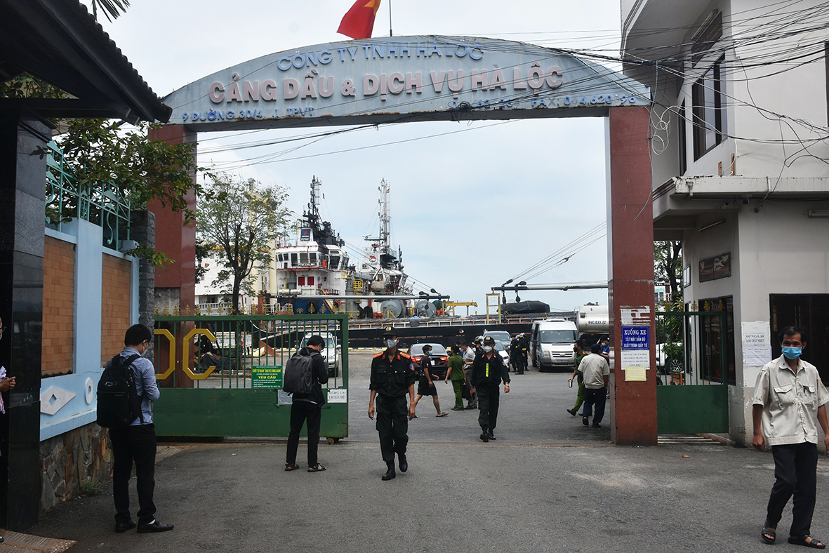 Lực lượng chức năng làm nhiệm vụ tại Cảng dầu và Dịch vụ Hà Lộc của Công ty TNHH Hà Lộc.