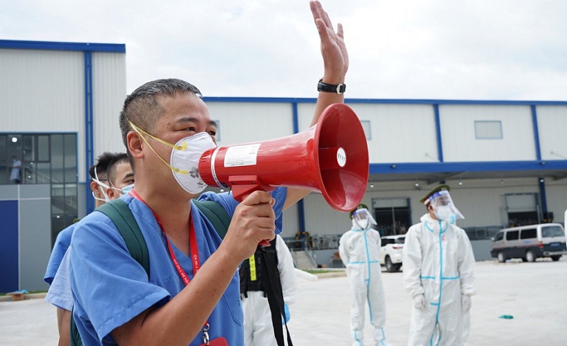  PGS.TS Nguyễn Lân Hiếu, Giám đốc BV Đại học Y Hà Nội tại Khu điều trị bệnh nhân COVID-19 Thới Hòa, Bình Dương tháng 8/2021.