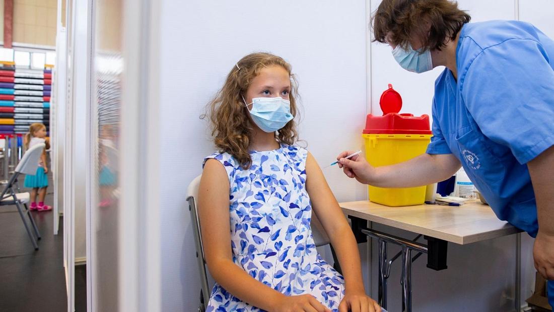 Một cô bé 13 tuổi tiêm vaccine COVID-19 tại Estonia.