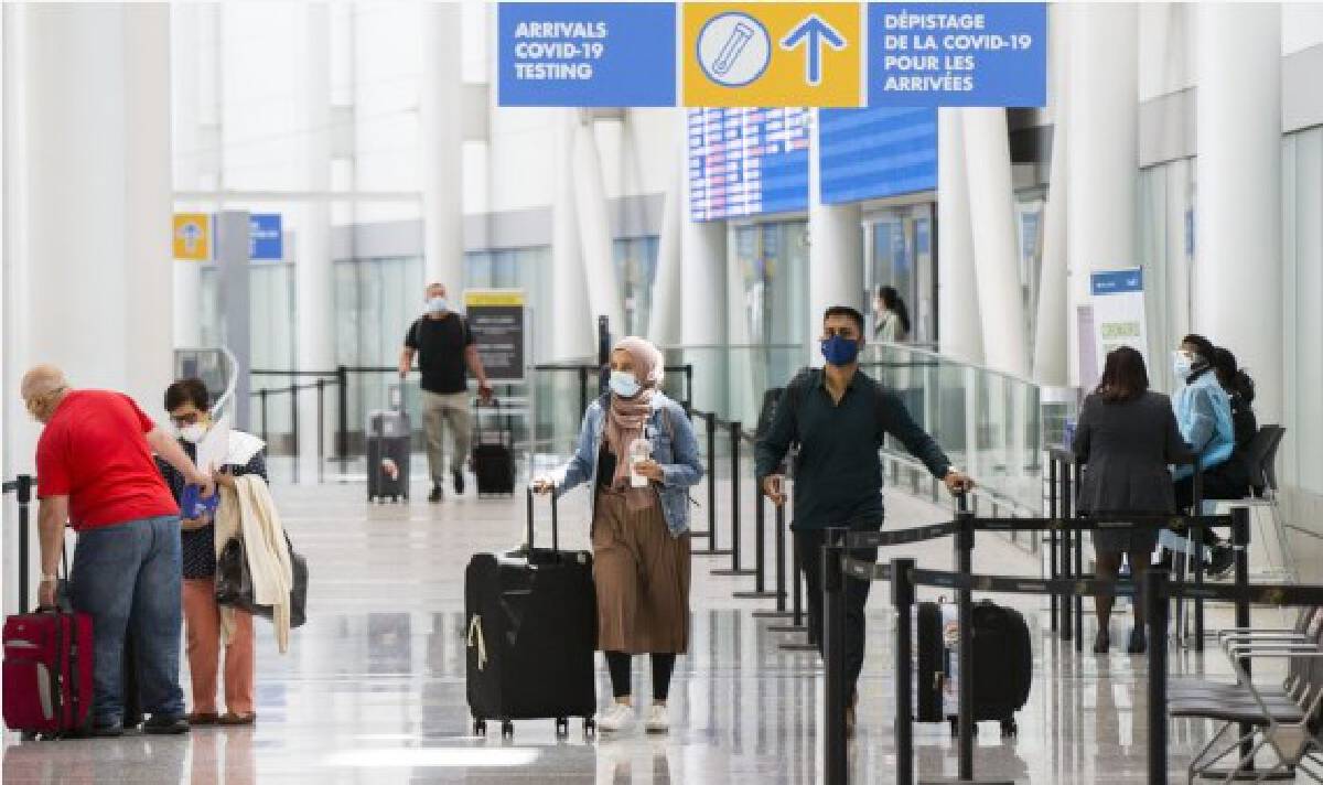 Hành khách đeo khẩu trang phòng lây nhiễm COVID-19 tại sân bay quốc tế ở Ontario (Canada).